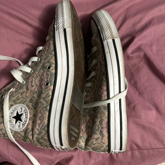 Women’s high top Converse size 6 - Picture 4 of 7